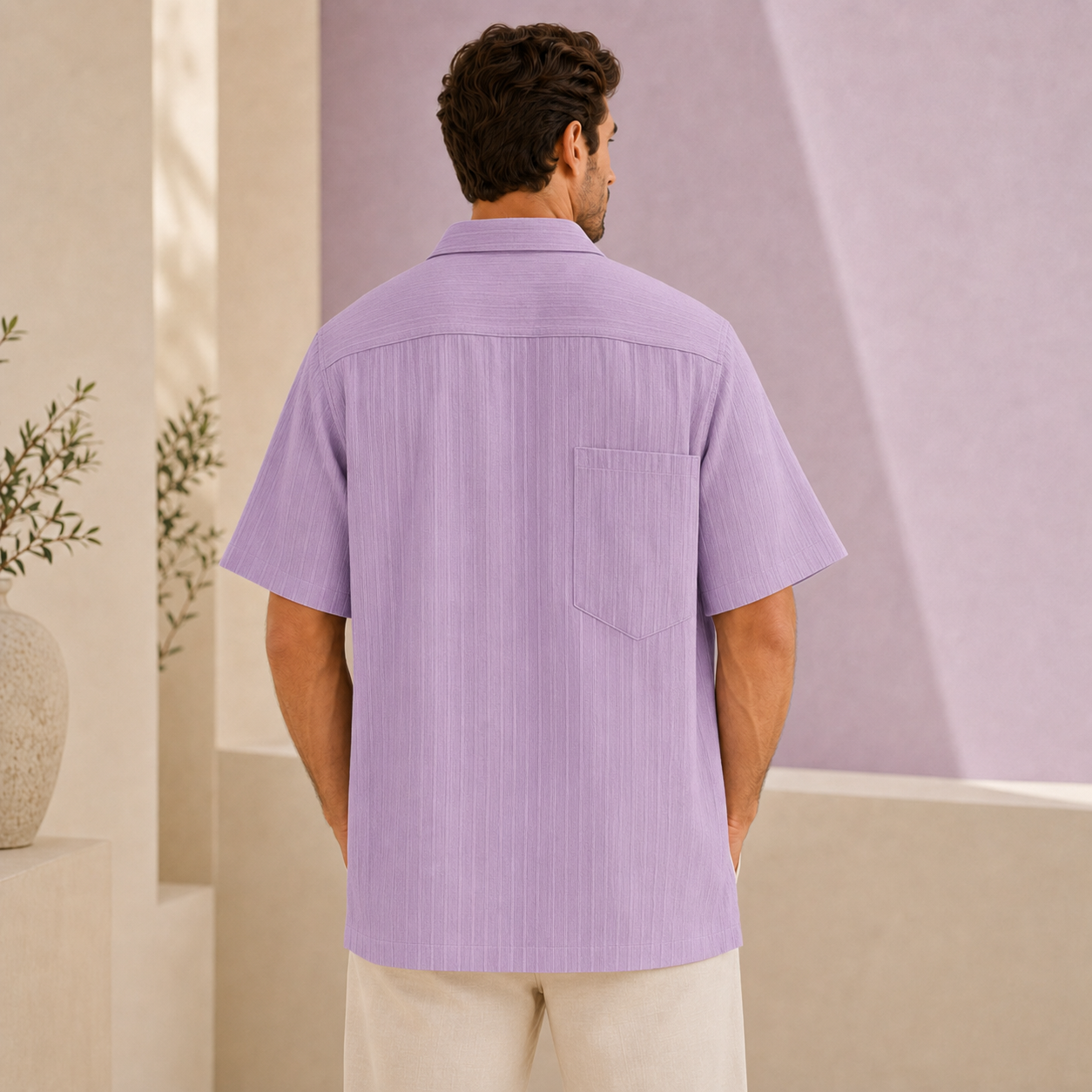 Chemise homme violet, vue de dos en extérieur