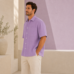 Chemise homme violet portée avec un pantalon beige, vue de face