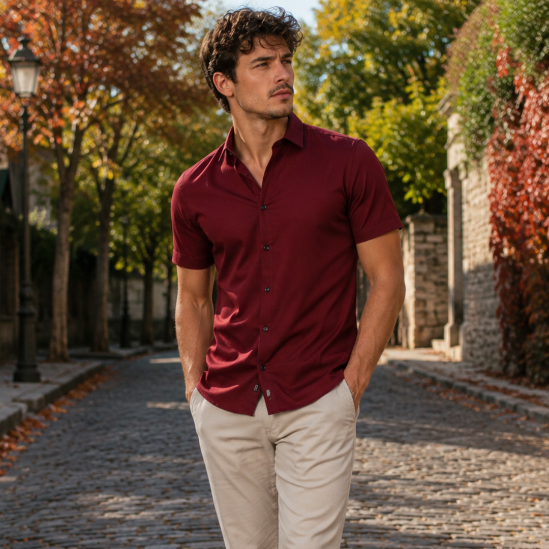 Chemise homme bordeaux à manches courtes, boutons foncés et col à pointes