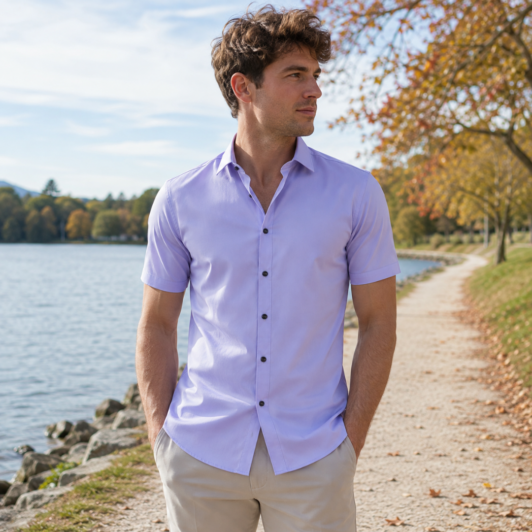Chemise homme lilas à manches courtes et bas arrondi, col classique ouvert