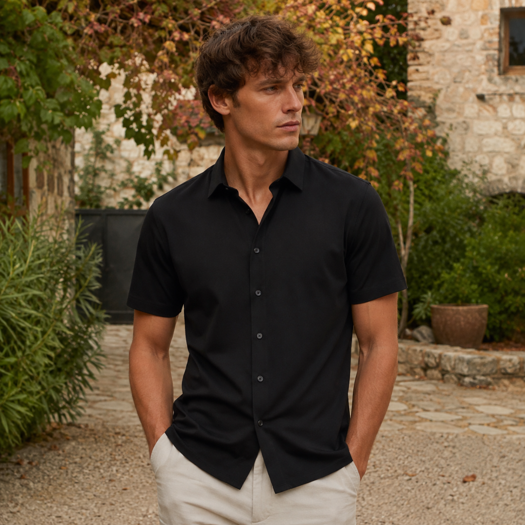 Chemise homme noire à manches courtes, col classique et boutonnage sur toute la hauteur