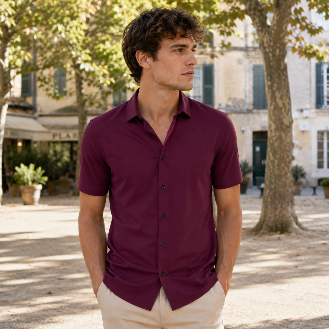 Chemise homme rouge magenta à manches courtes portée avec un pantalon beige, col ouvert