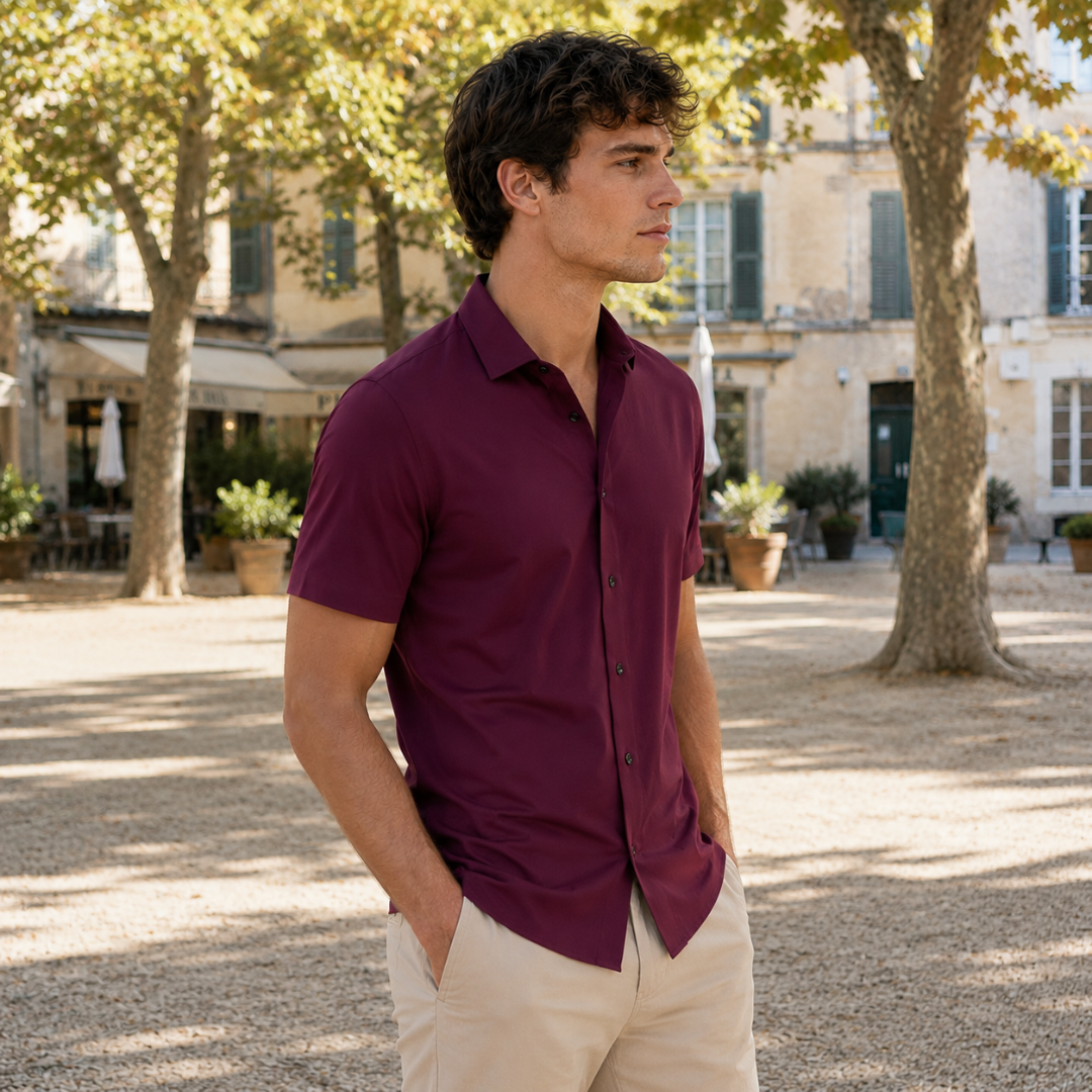 Chemise rouge magenta à bas arrondi laissée sortie sur un pantalon clair
