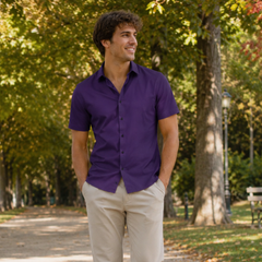 Chemise homme violette à manches courtes portée dans une allée d'arbres