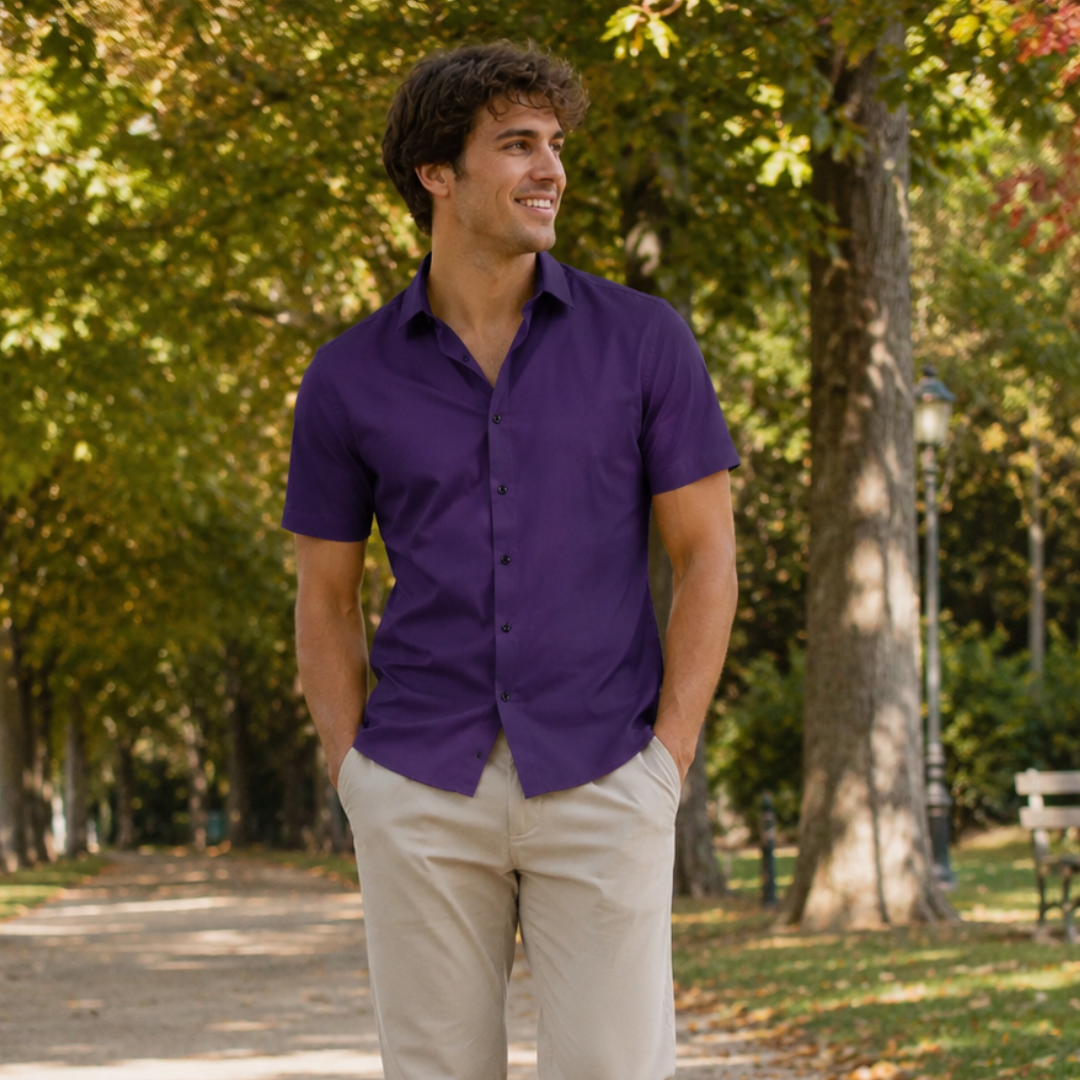 Chemise homme violette à manches courtes portée dans une allée d'arbres
