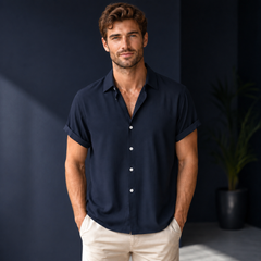 Chemise homme marine col classique, tissu fluide vue de face
