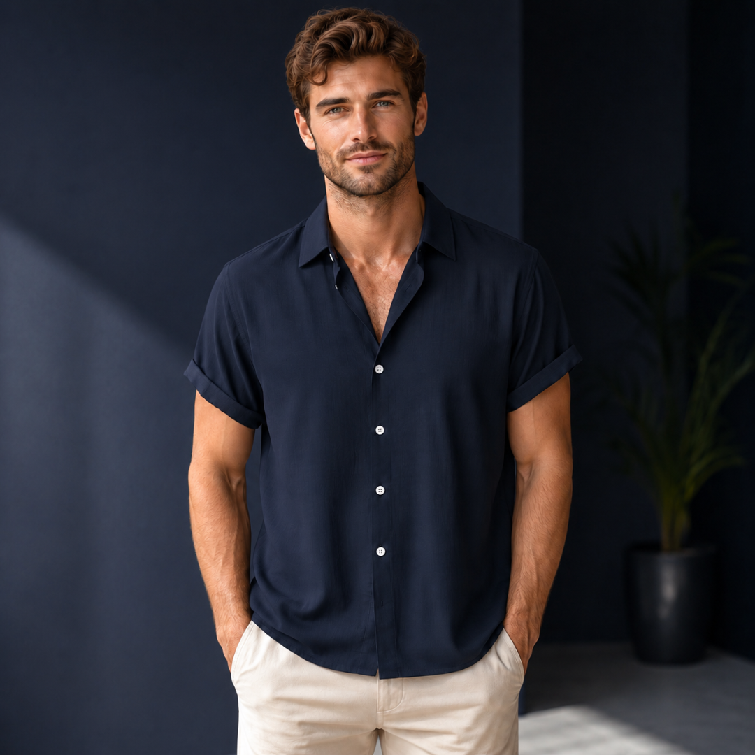 Chemise homme marine col classique, tissu fluide vue de face