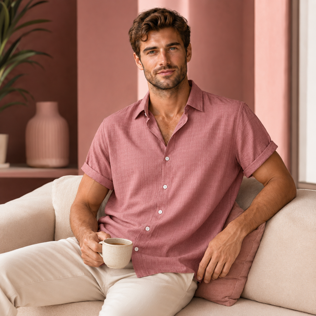 Chemise rose foncée à col classique, modèle homme vue trois quarts