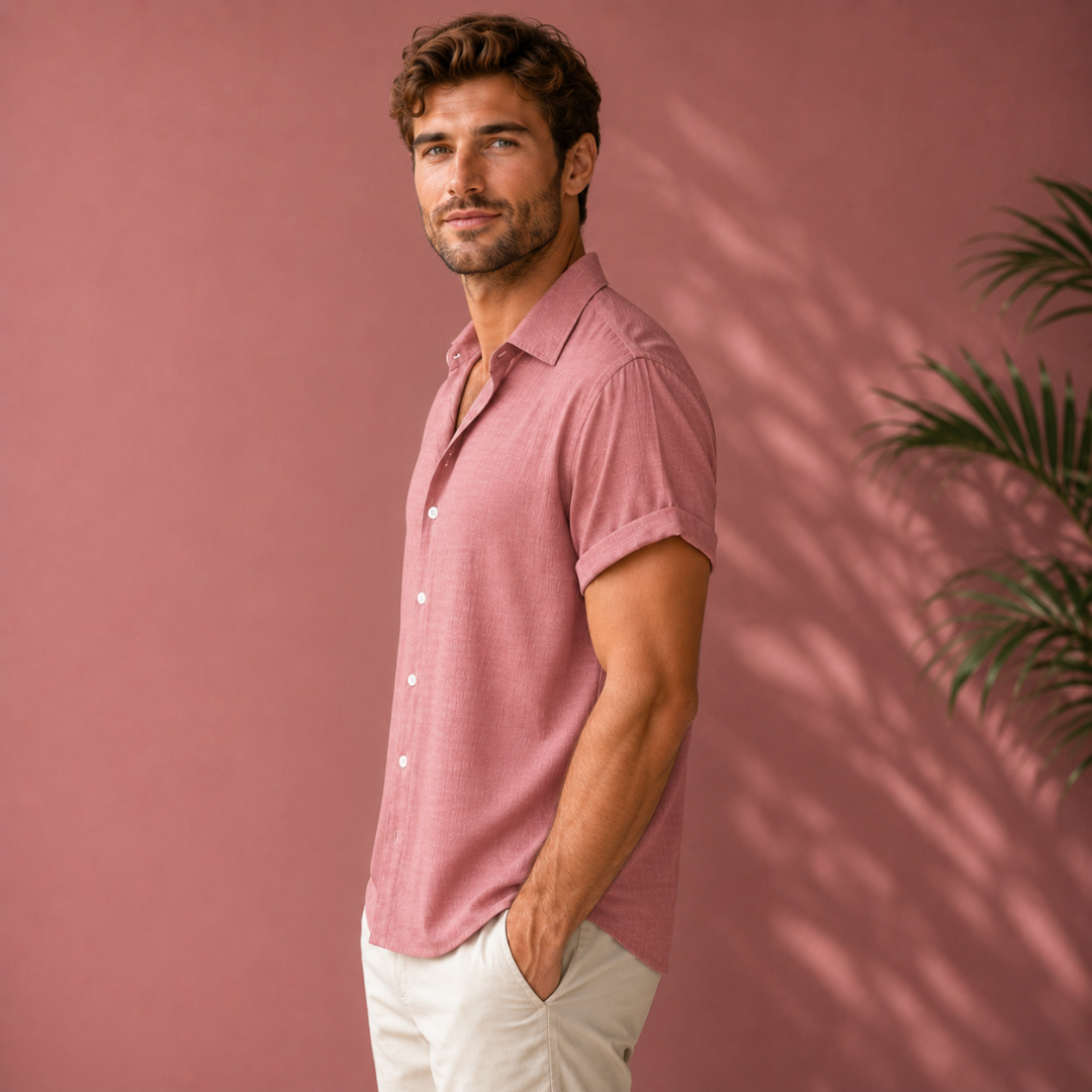 Chemise homme légère rose foncée, silhouette décontractée