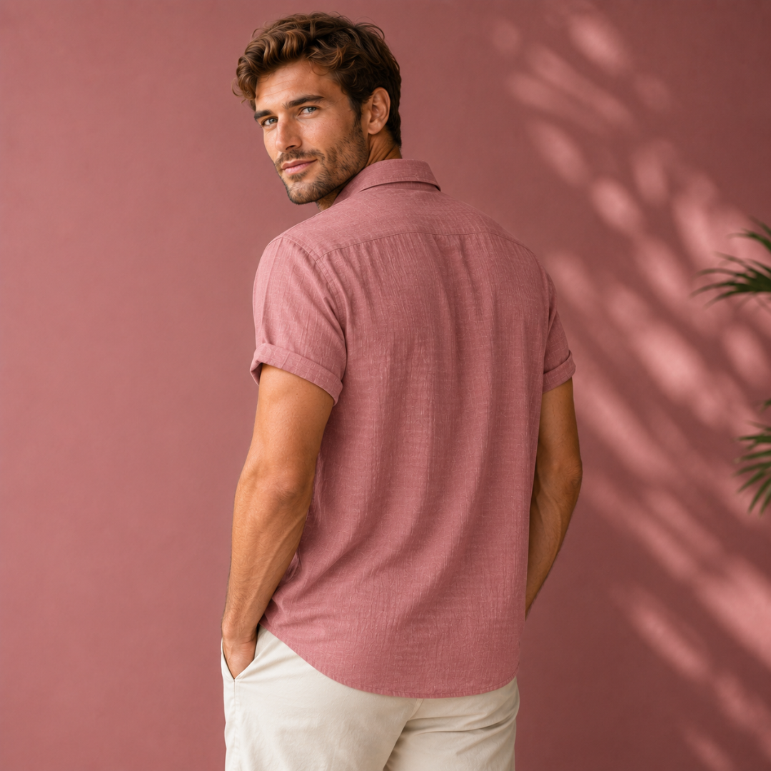 Détail chemise homme rose foncée, revers manches et boutons blancs