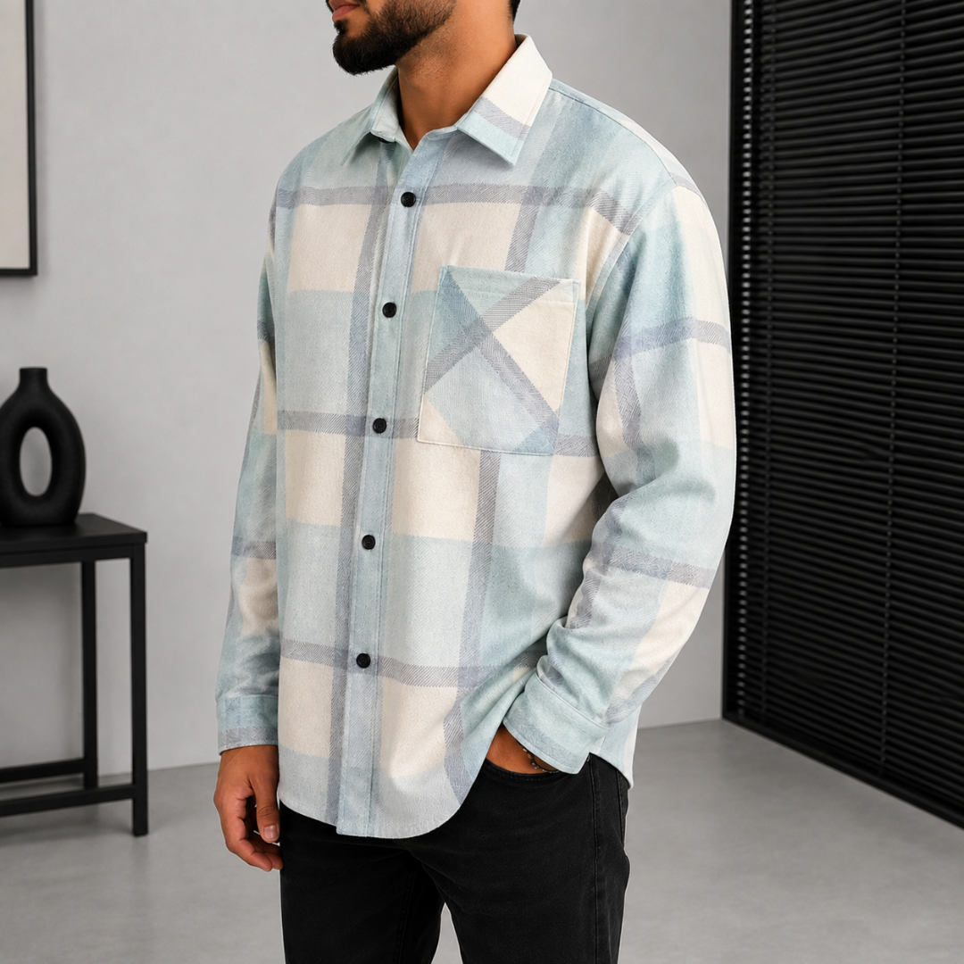Chemise homme à carreaux bleu clair portée de trois quarts, poche poitrine plaquée