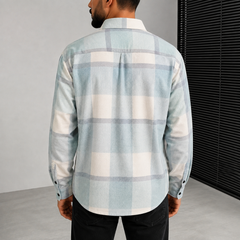 Dos de la chemise homme bleu clair à carreaux, bas arrondi et poignets boutonnés
