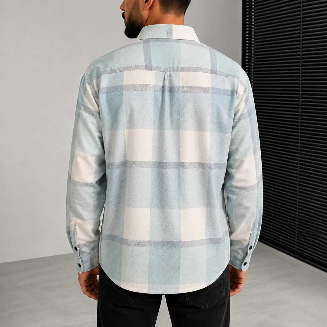 Dos de la chemise homme bleu clair à carreaux, bas arrondi et poignets boutonnés