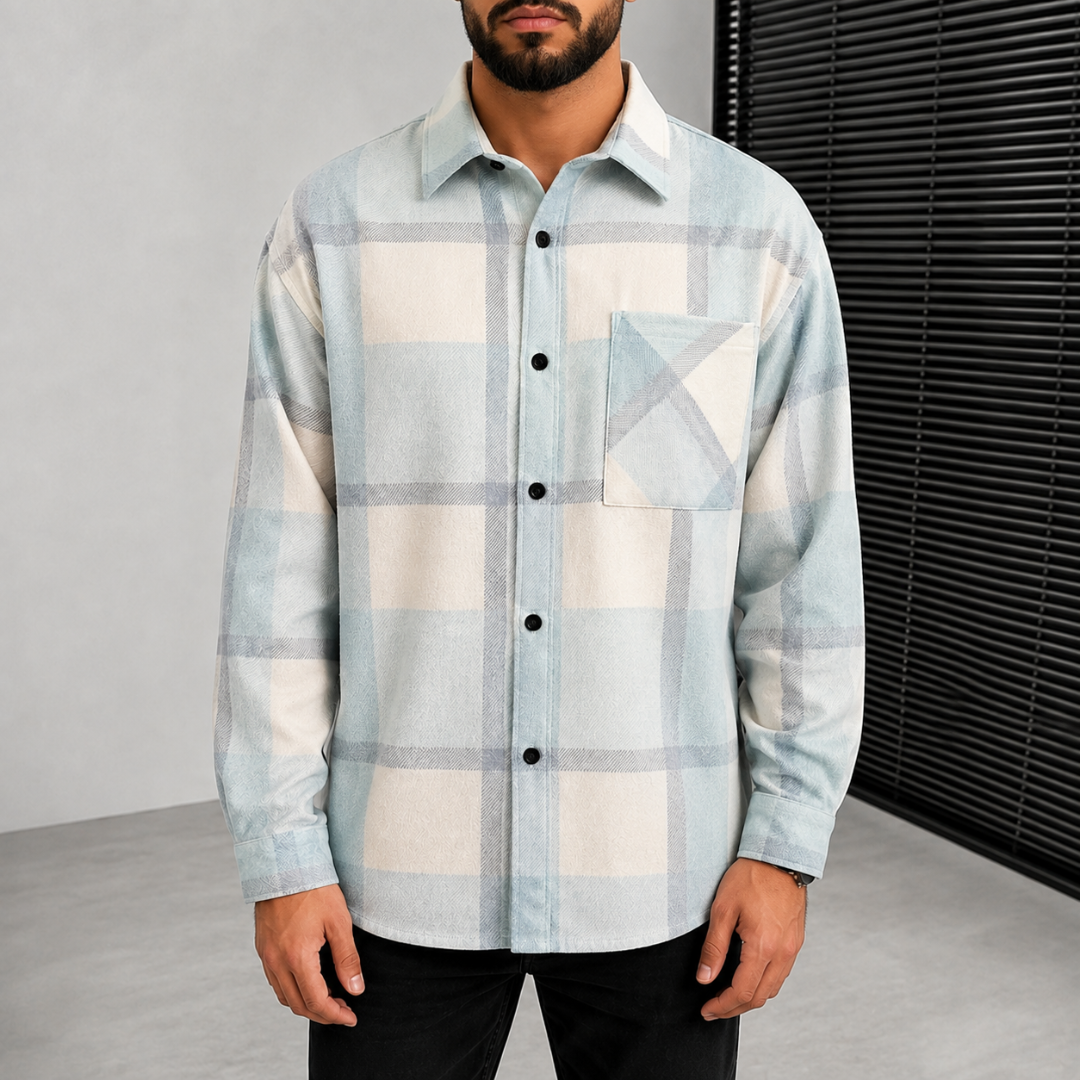 Chemise homme bleu clair à carreaux vue de face, boutons noirs et col chemise