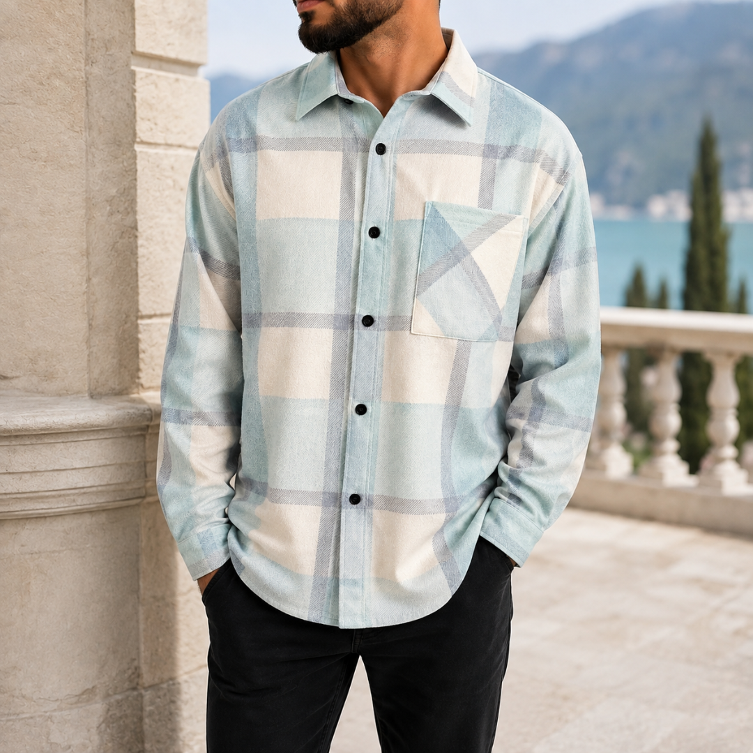 Chemise oversize bleu clair à carreaux portée en extérieur avec un pantalon noir