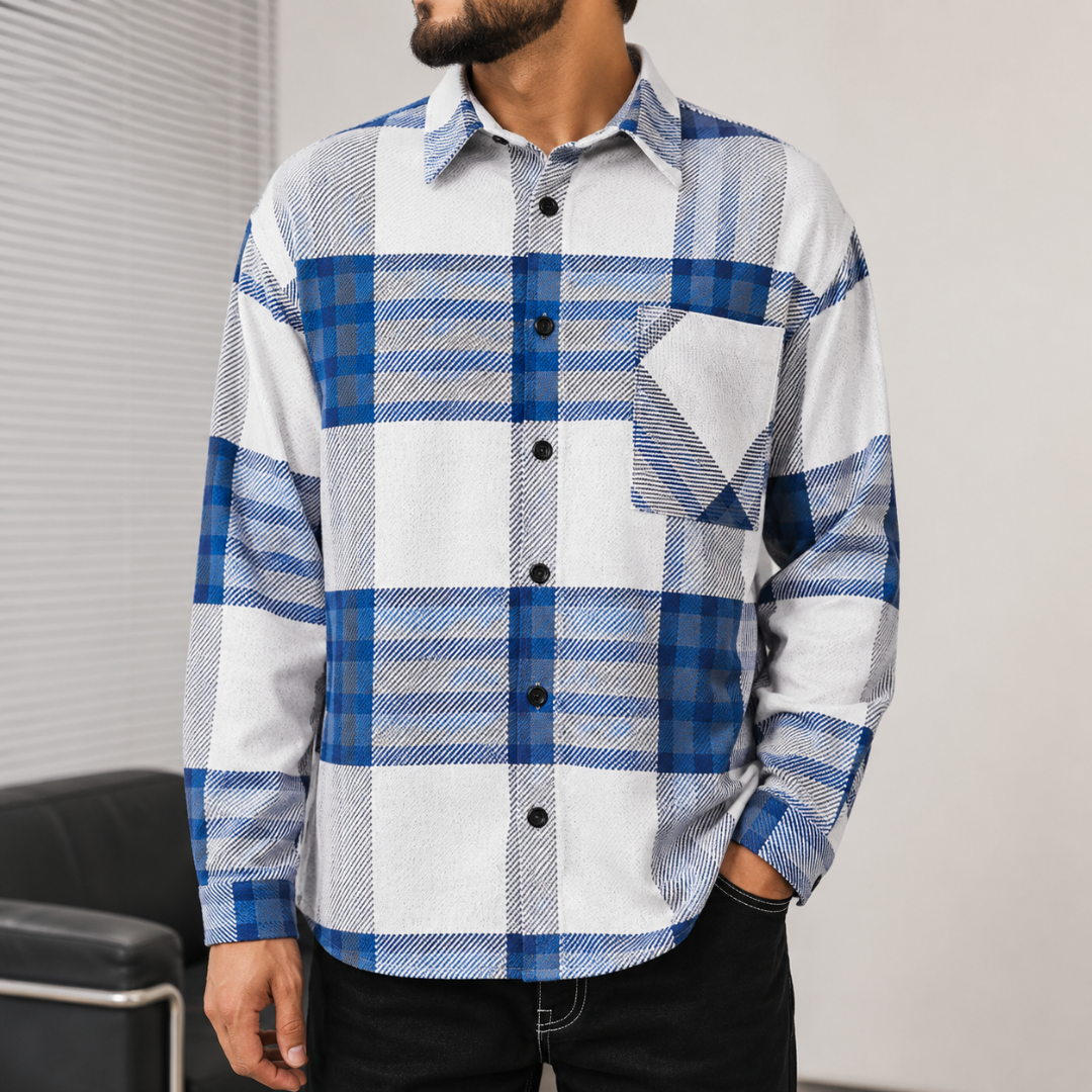 Chemise homme à carreaux bleu foncé et blanc, coupe ample et boutons contrastés