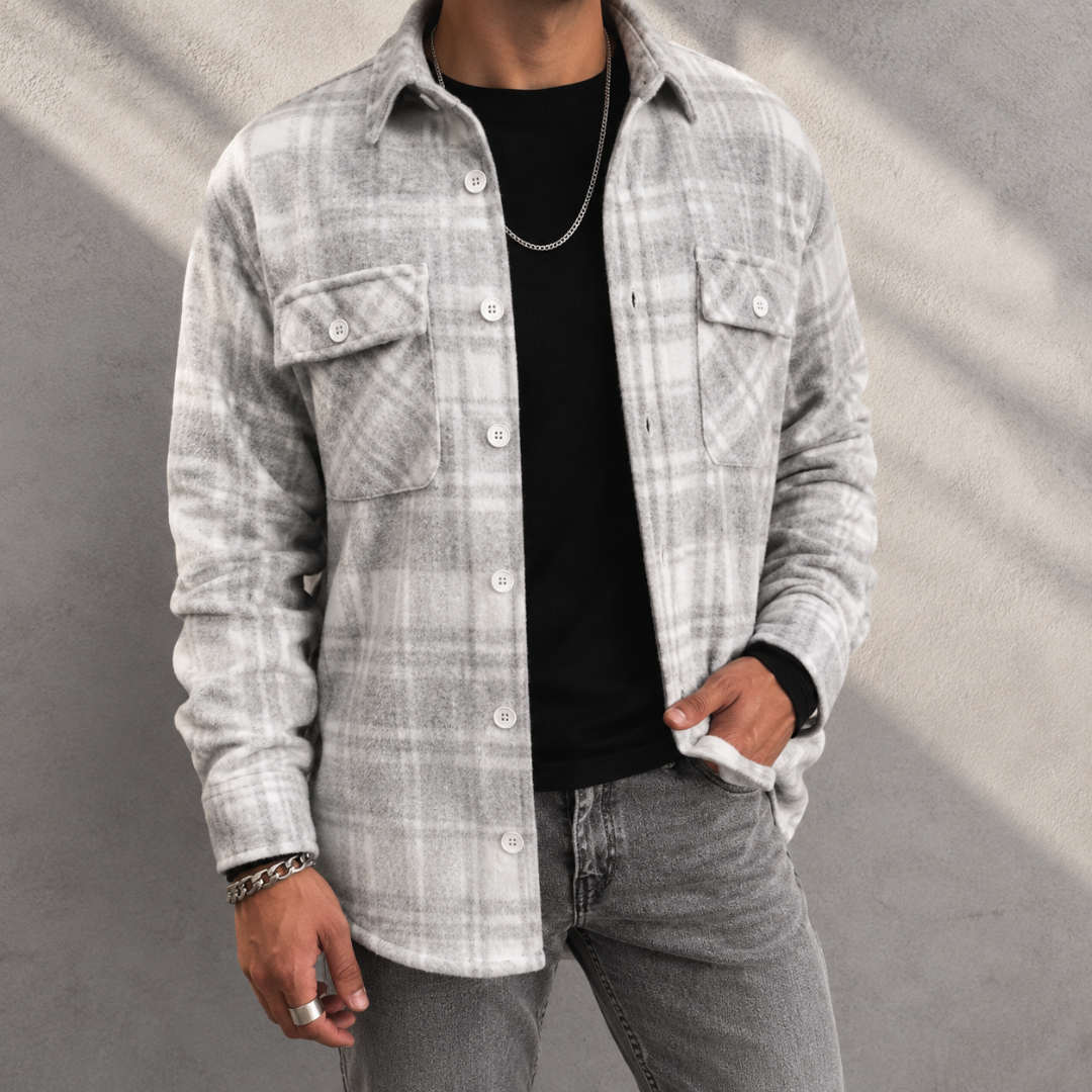 Chemise homme grise à carreaux ouverte sur un t-shirt noir, deux poches à rabat
