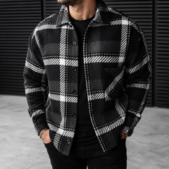 Chemise homme noire et blanche à carreaux épais, portée ouverte sur un t-shirt noir