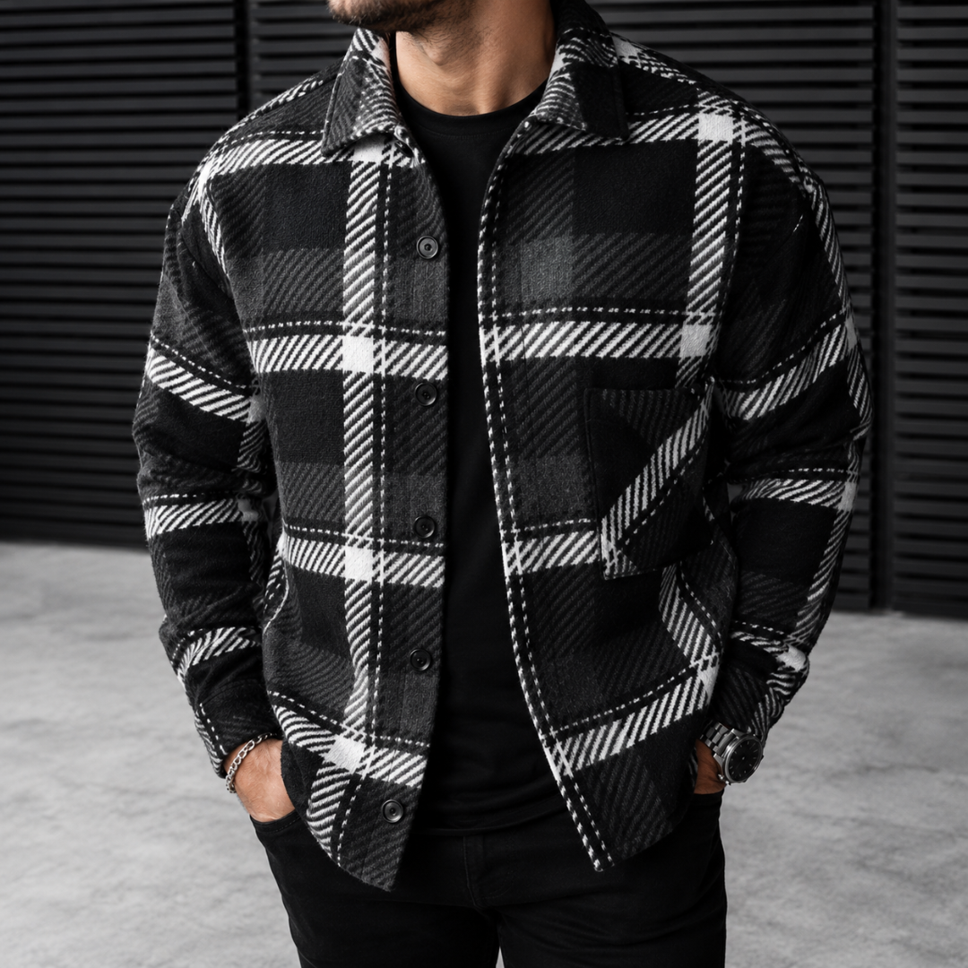 Chemise homme noire et blanche à carreaux épais, portée ouverte sur un t-shirt noir