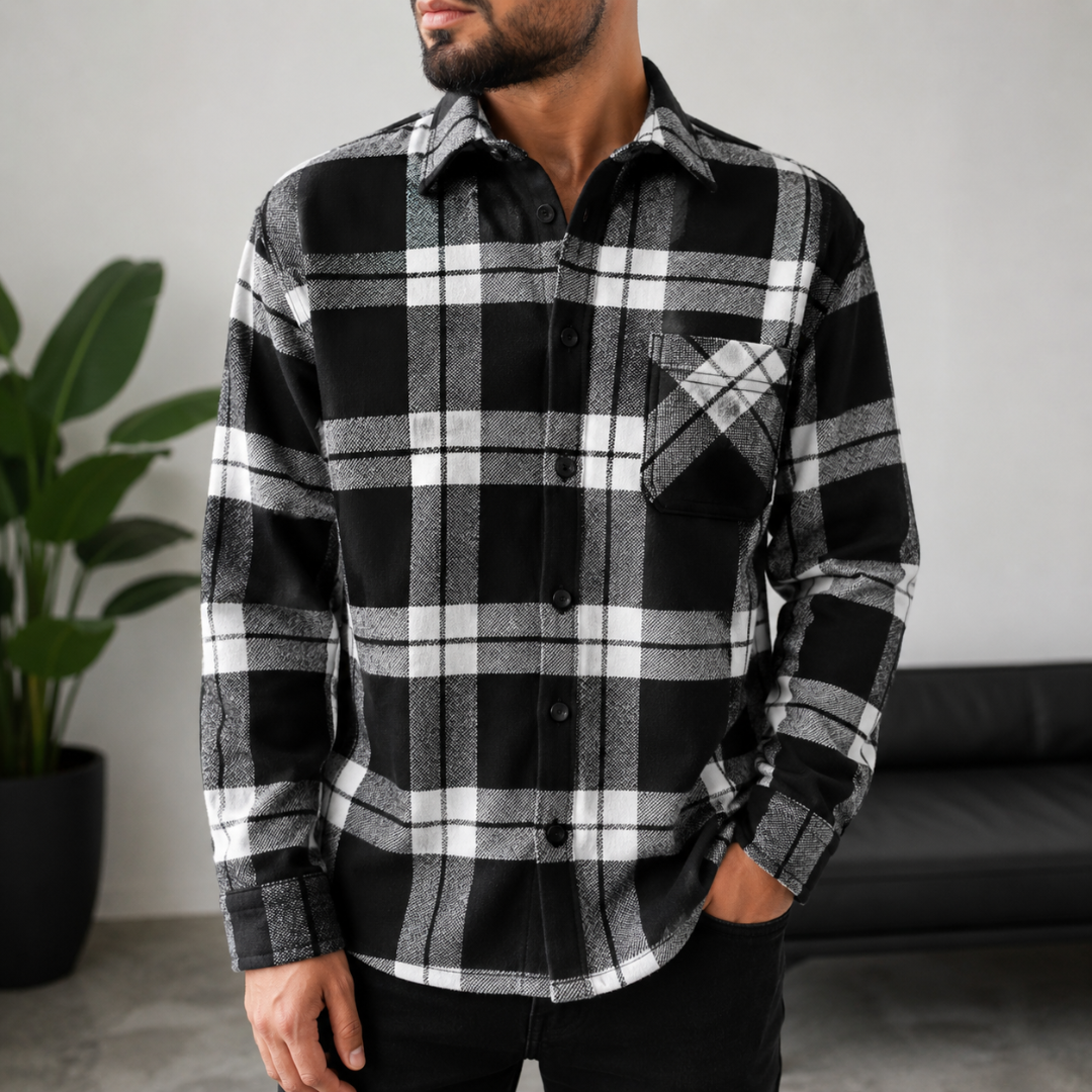 Chemise homme à carreaux noirs et blancs boutonnée, poche poitrine et bas arrondi