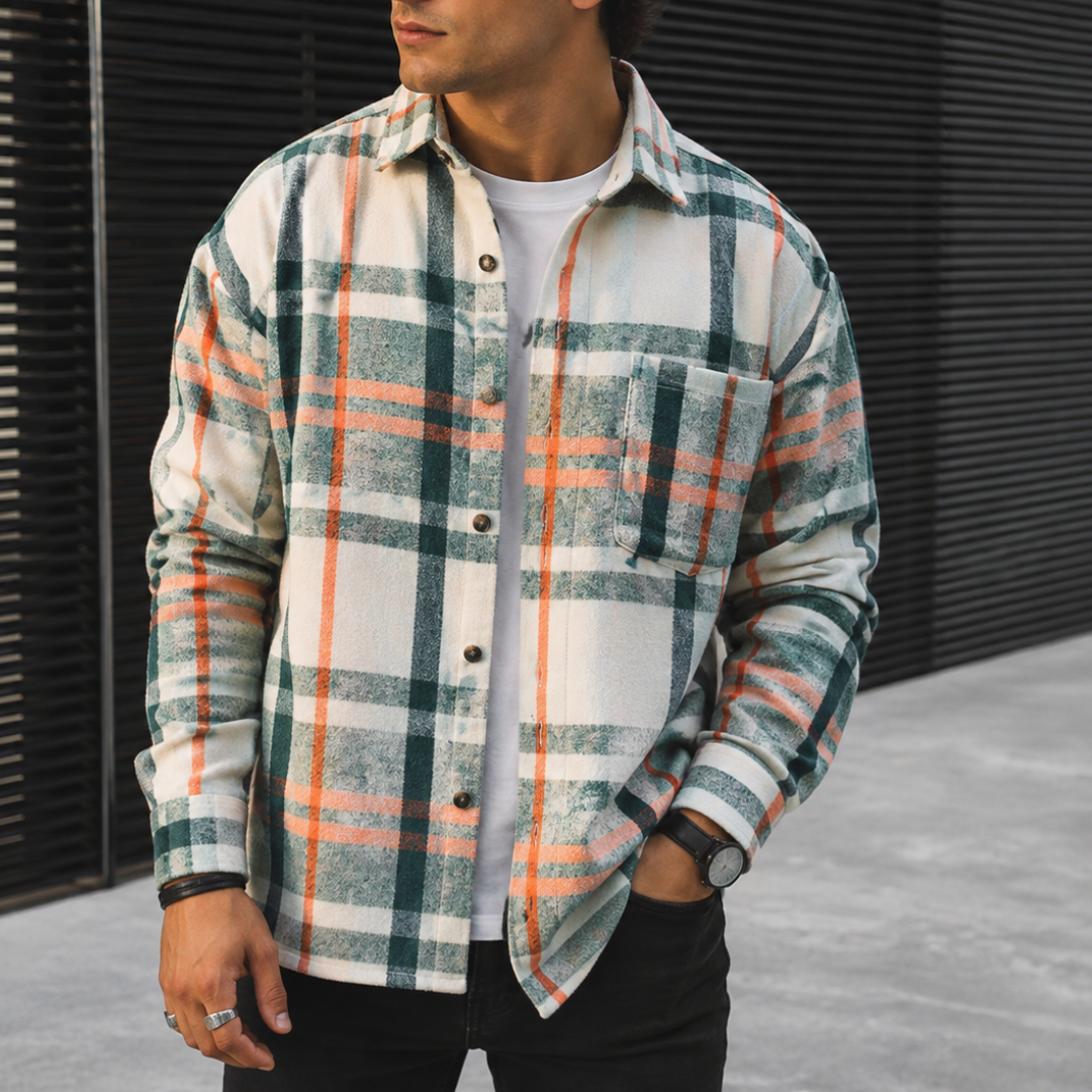 Chemise homme à carreaux orange, verts et écrus portée ouverte sur un t-shirt blanc