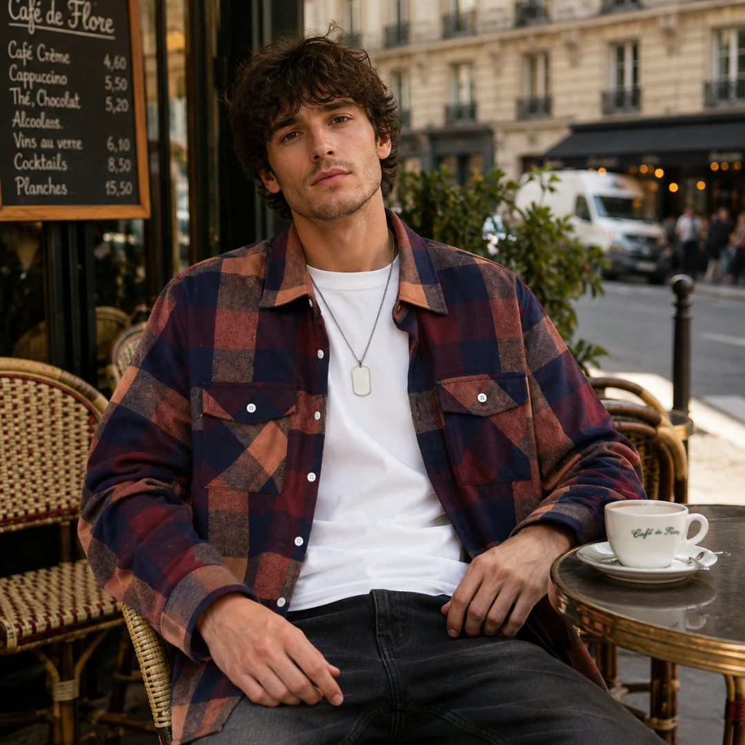 Chemise homme à carreaux marron multicolore portée ouverte sur t-shirt blanc en terrasse