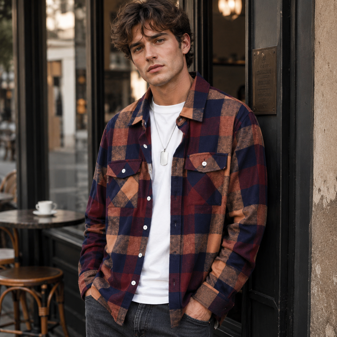 Chemise homme carreaux marron multicolore boutonnage complet, vue de face devant une façade parisienne
