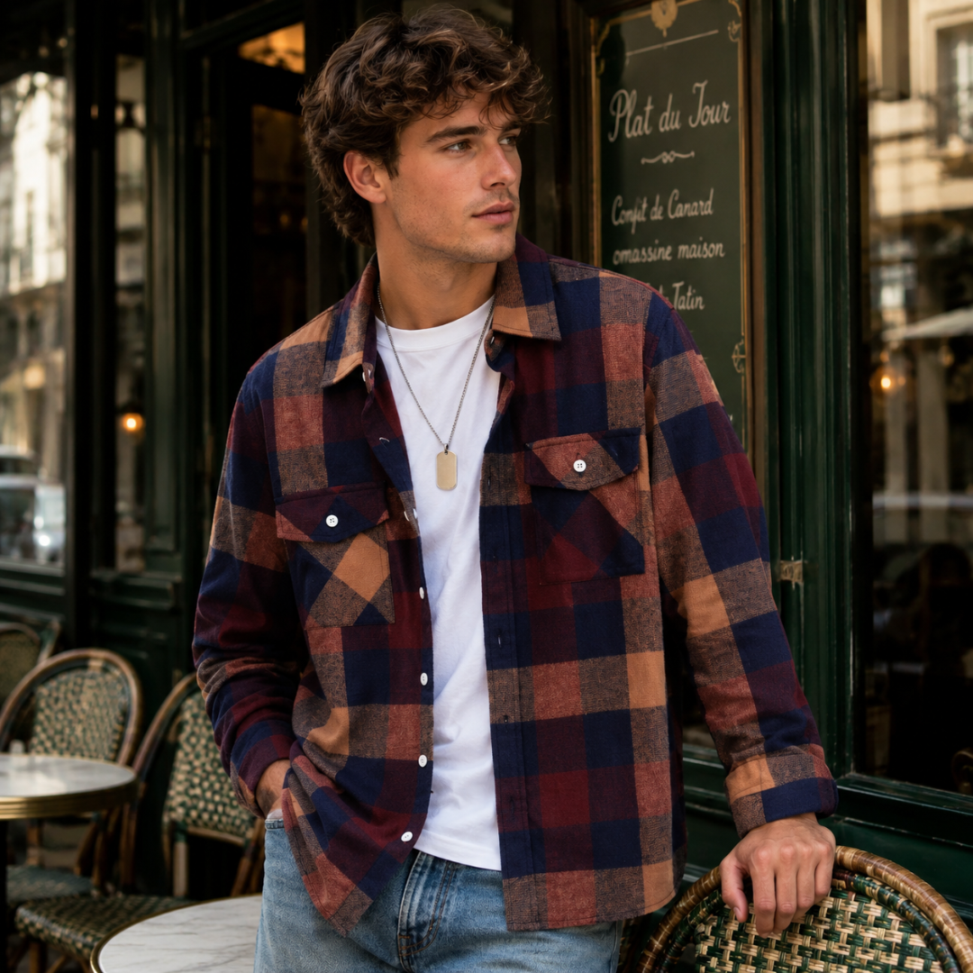 Chemise homme carreaux marron multicolore épaules tombantes associée à un pantalon clair
