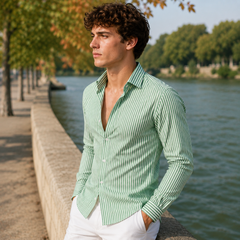 Chemise homme à rayures vertes et blanches, col ouvert, portée avec un pantalon blanc