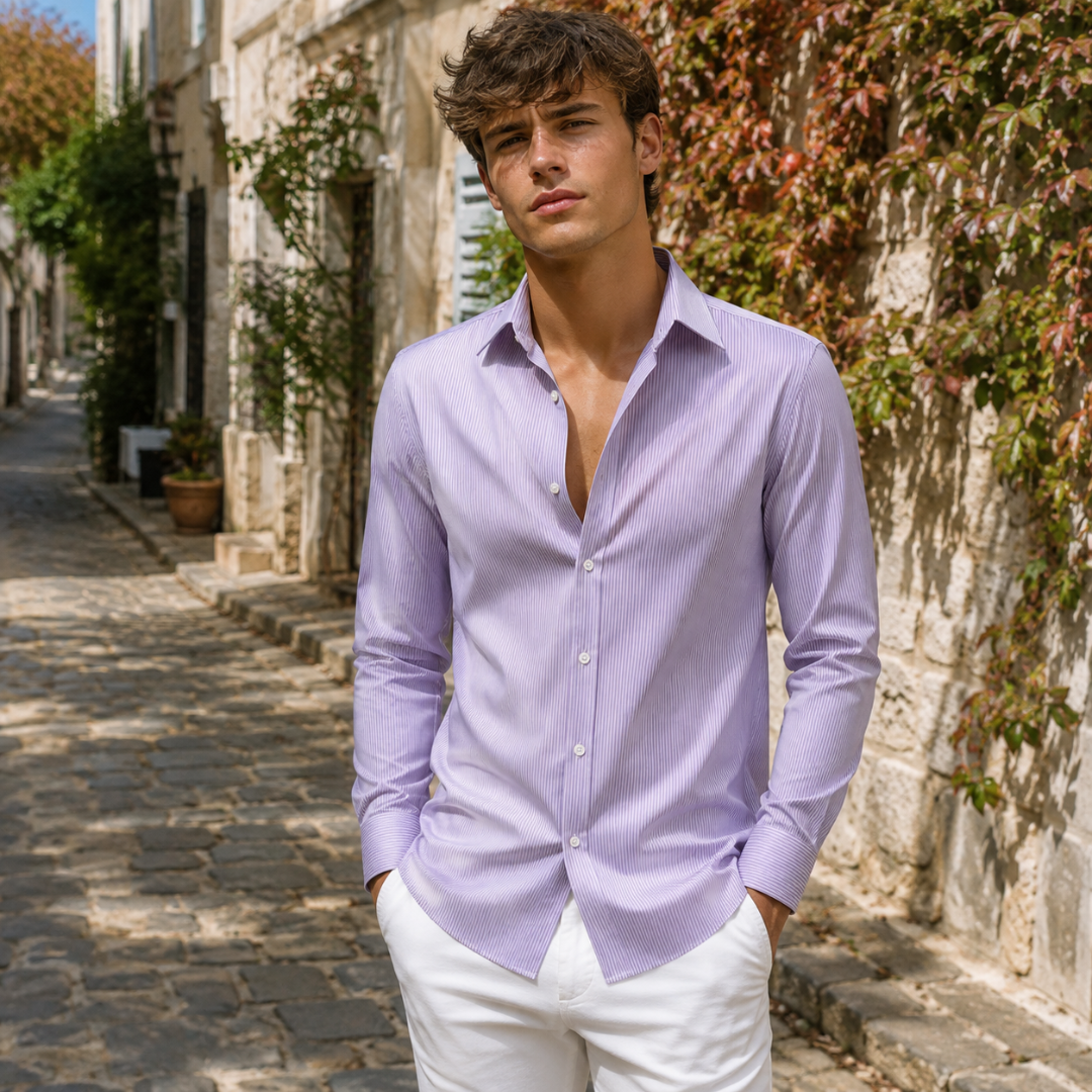 Chemise homme à rayures violettes, col classique et manches longues, pantalon blanc