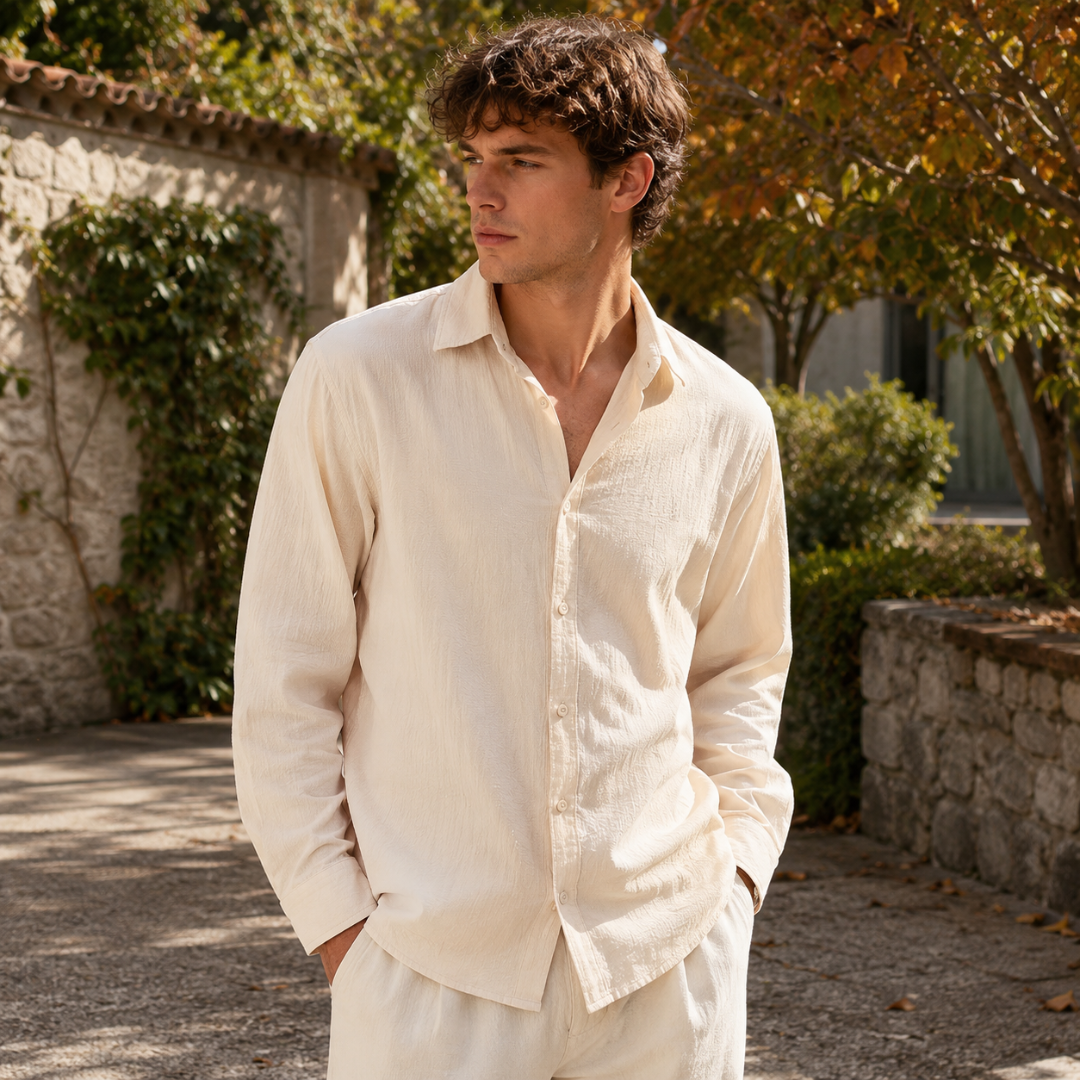 Chemise homme beige à effet froissé, col ouvert et bas arrondi