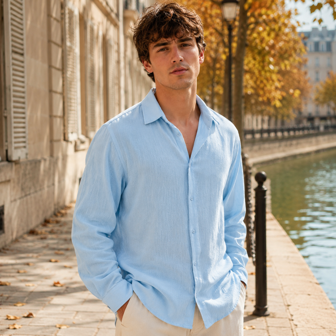 Chemise homme bleu clair à col pointu ouvert et boutonnage ton sur ton