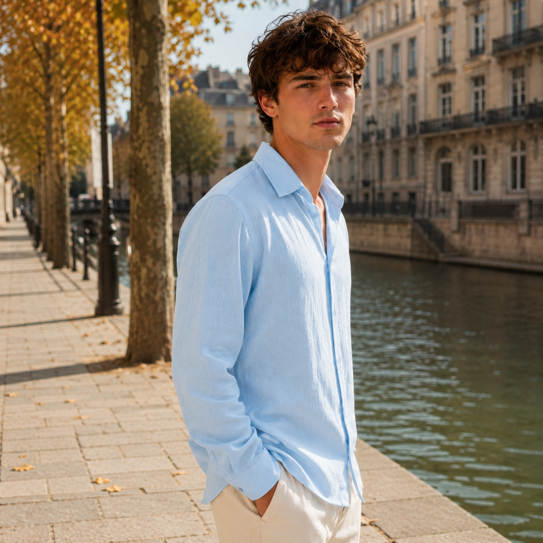 Chemise homme bleue vue de profil, manches longues et effet froissé visible