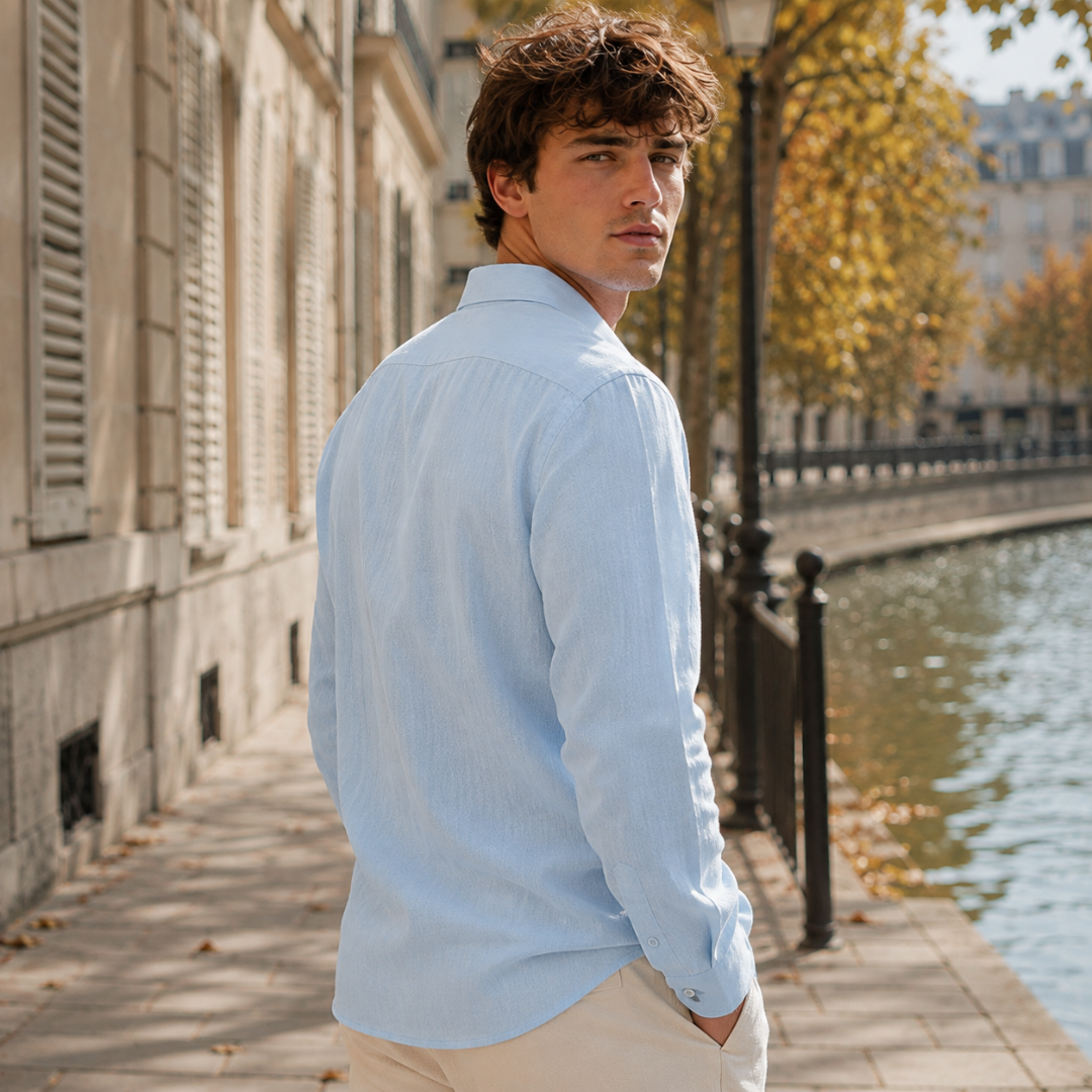 Chemise homme bleue vue de dos, effet froissé visible et poignet boutonné