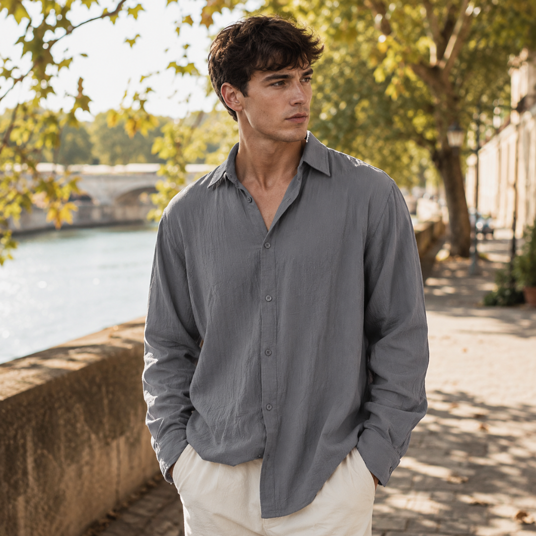 Chemise homme grise unie, boutonnage complet et col pointu ouvert
