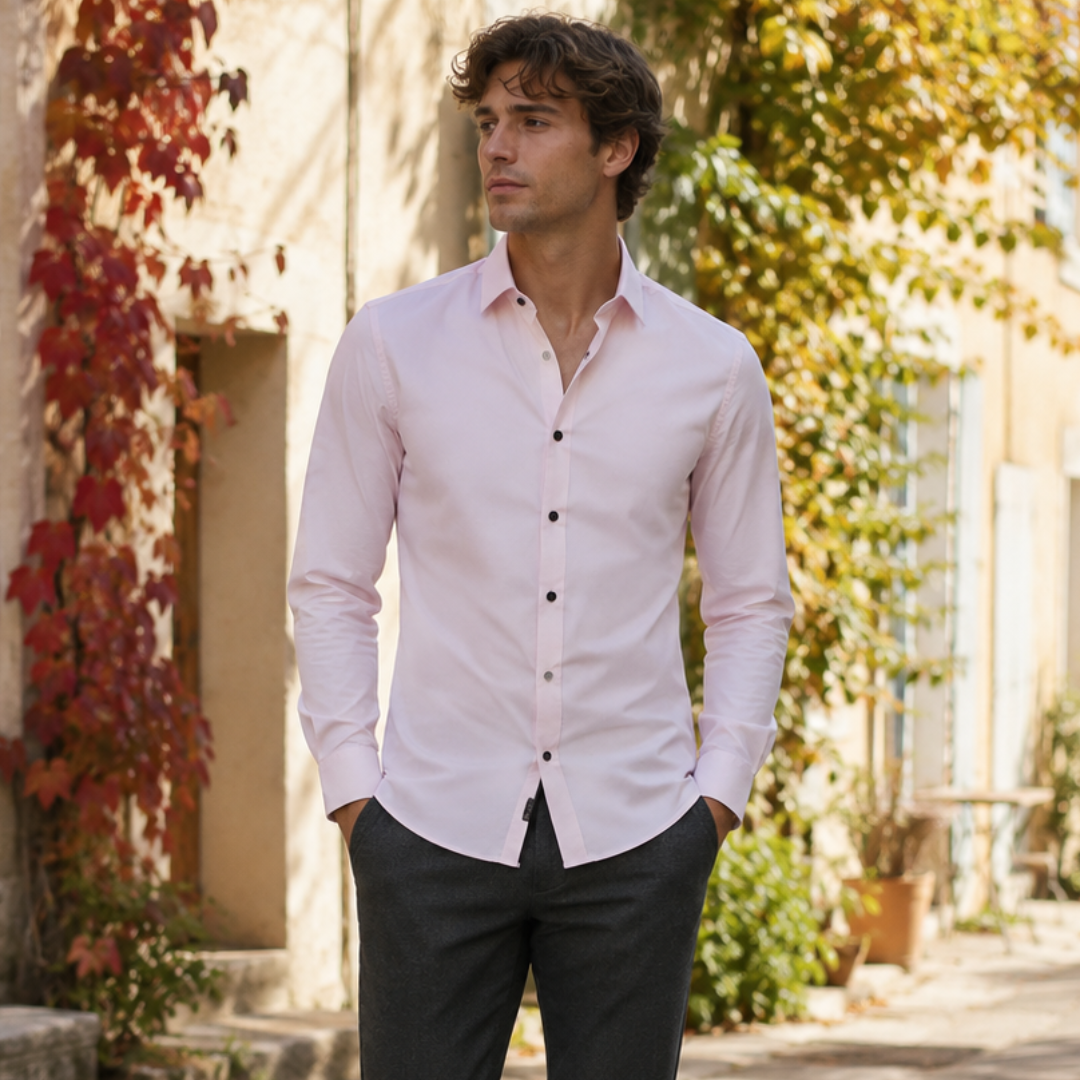 Chemise homme rose clair au bas arrondi, boutons noirs et col pointu ouvert