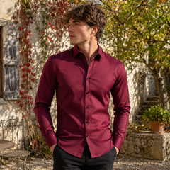 Chemise homme rouge vin unie, boutons foncés et bas arrondi porté sorti