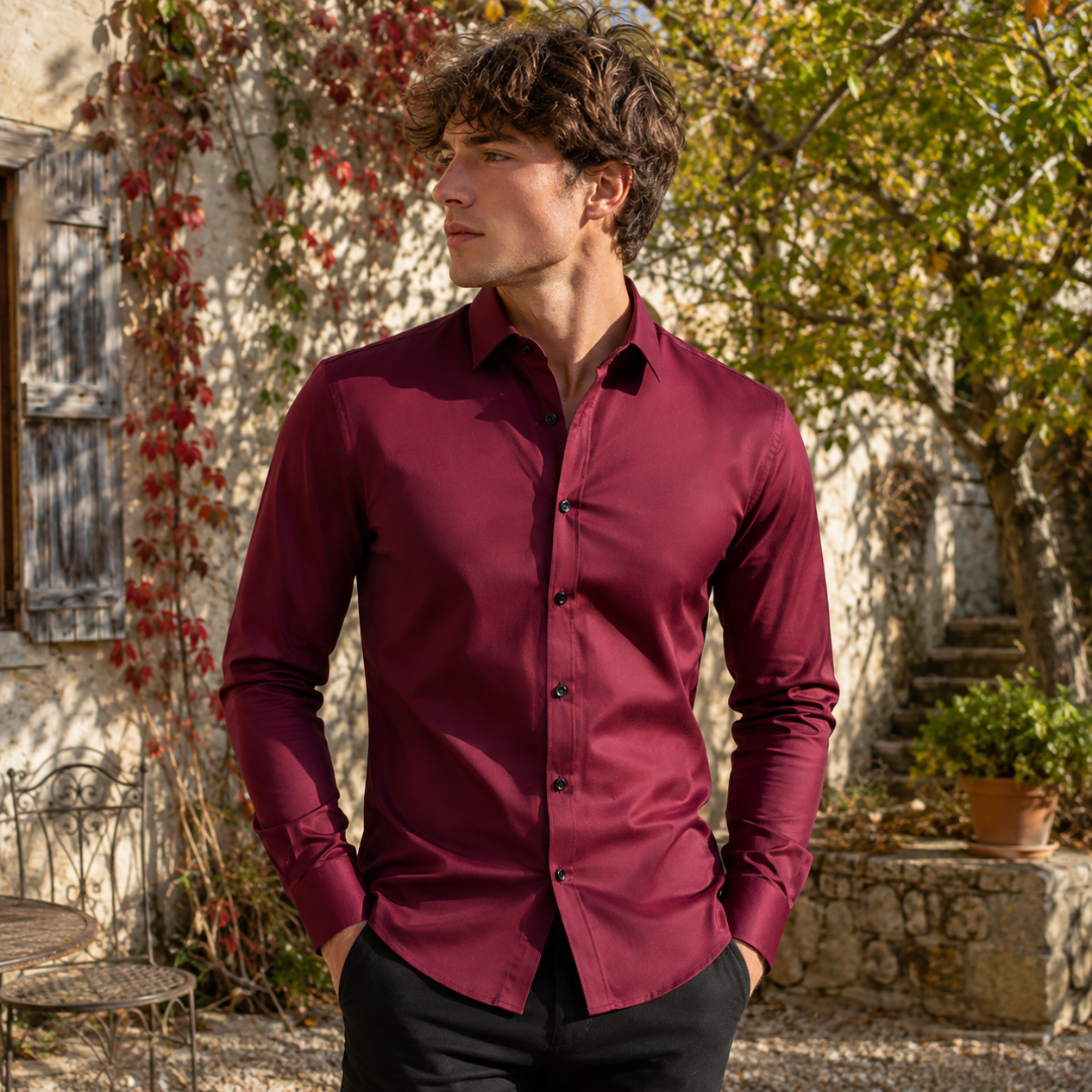 Chemise homme rouge vin unie, boutons foncés et bas arrondi porté sorti