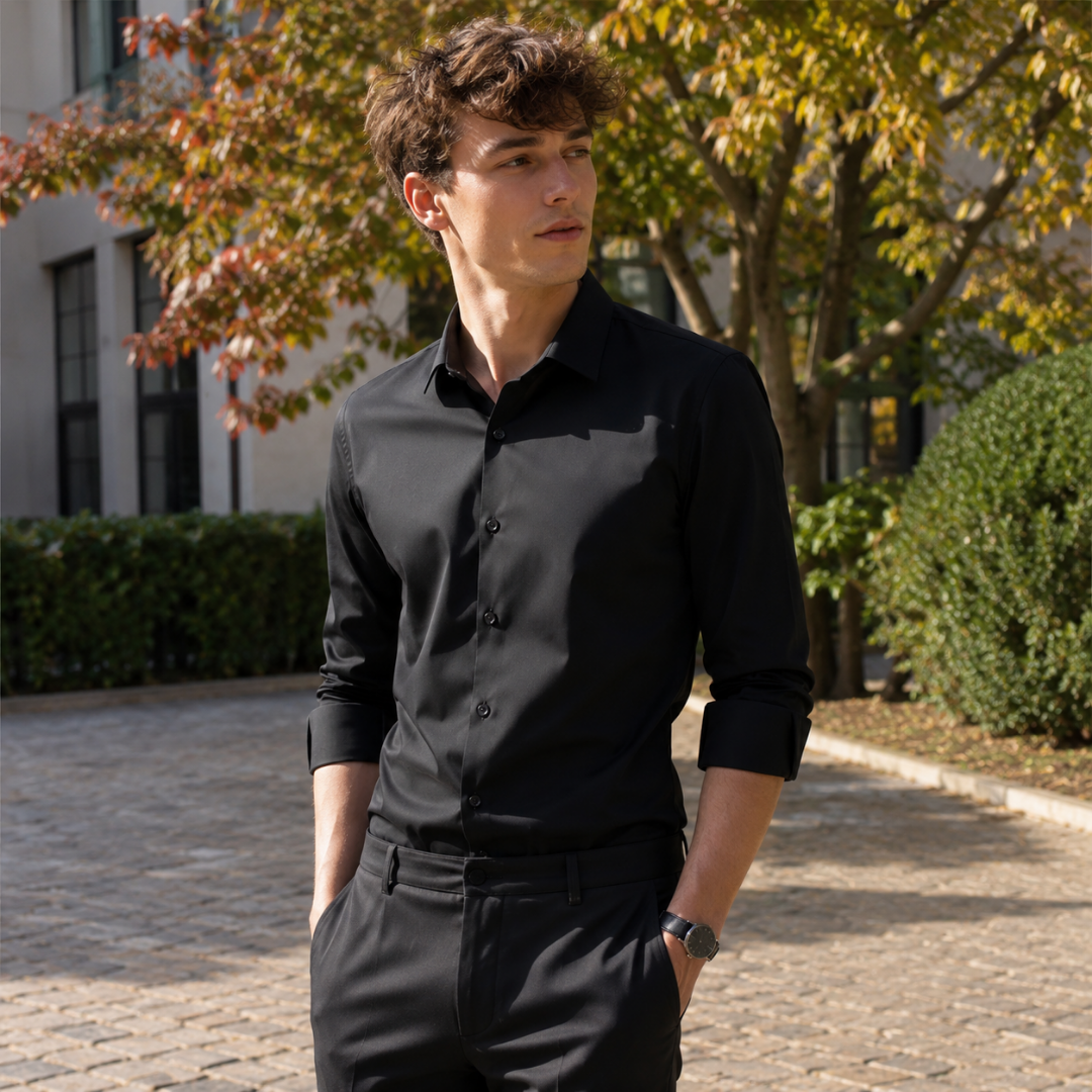 Chemise homme noire à col classique et patte boutonnée, manches longues retroussées