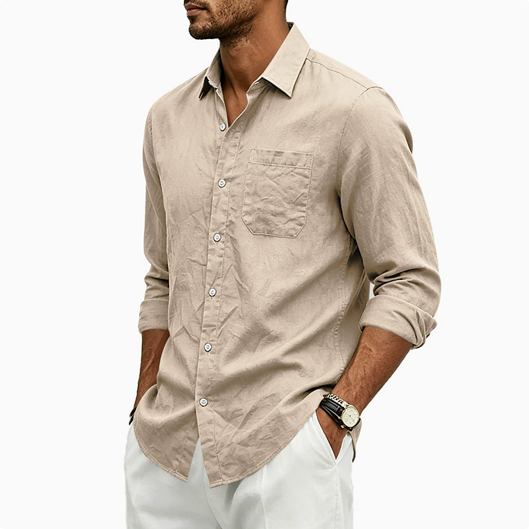 Chemise homme beige à col ouvert, poche poitrine et manches retroussées