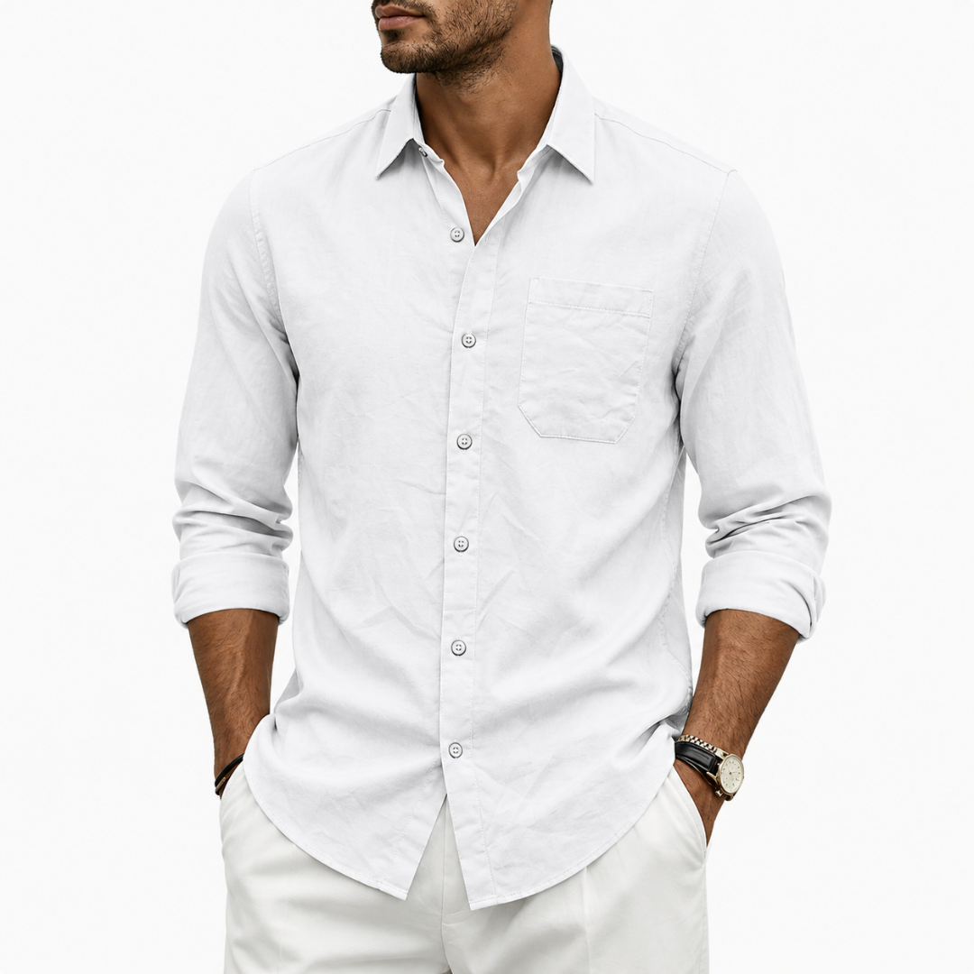 Chemise homme blanche portée ouverte au col, poche poitrine et manches retroussées
