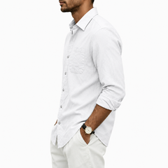 Chemise homme blanche vue de profil, boutonnage complet et poche plaquée
