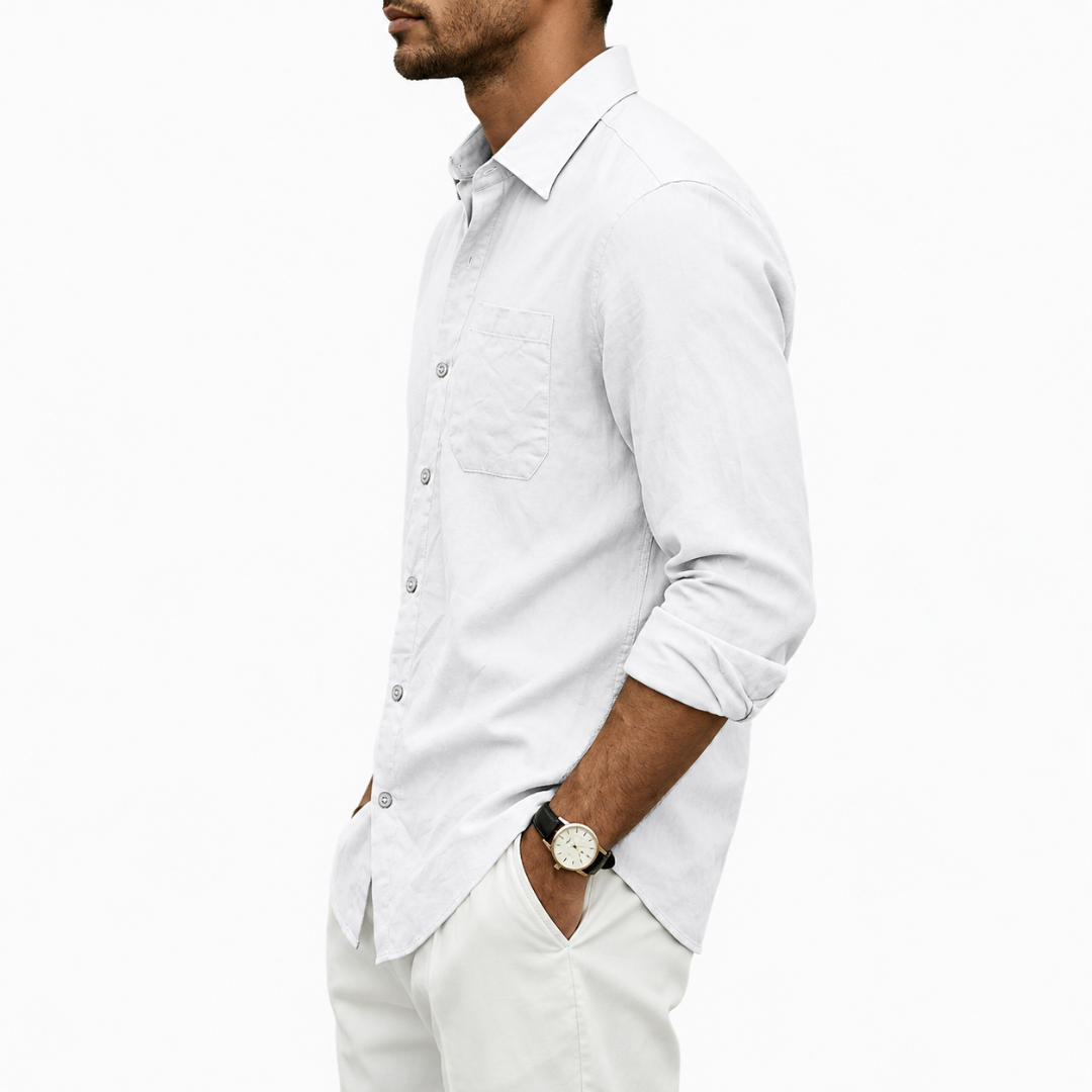 Chemise homme blanche vue de profil, boutonnage complet et poche plaquée