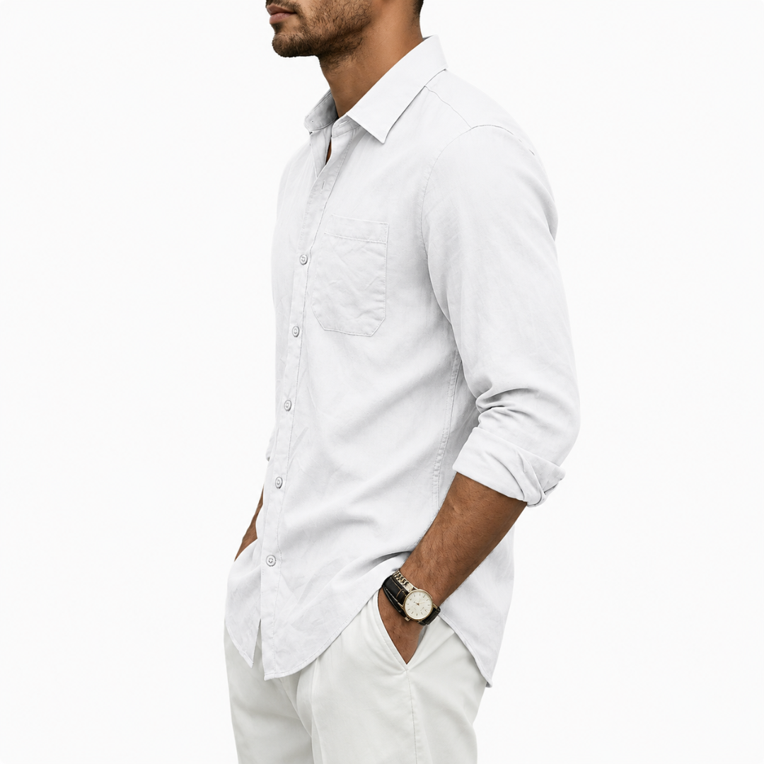 Chemise homme blanche de trois quarts, épaule structurée et manche roulée