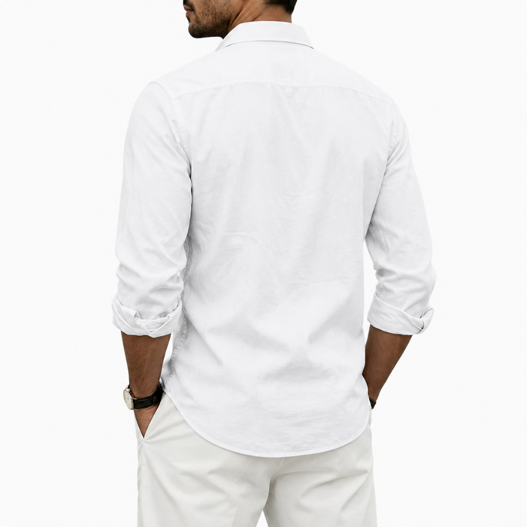 Chemise homme blanche vue de dos, empiècement d'épaules et bas arrondi