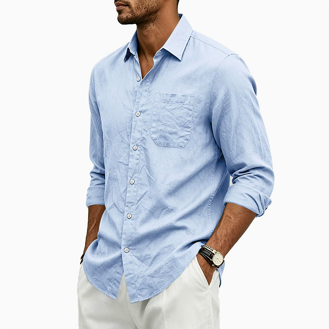 Chemise homme bleu clair boutonnée, poche plaquée et manches remontées aux avant-bras