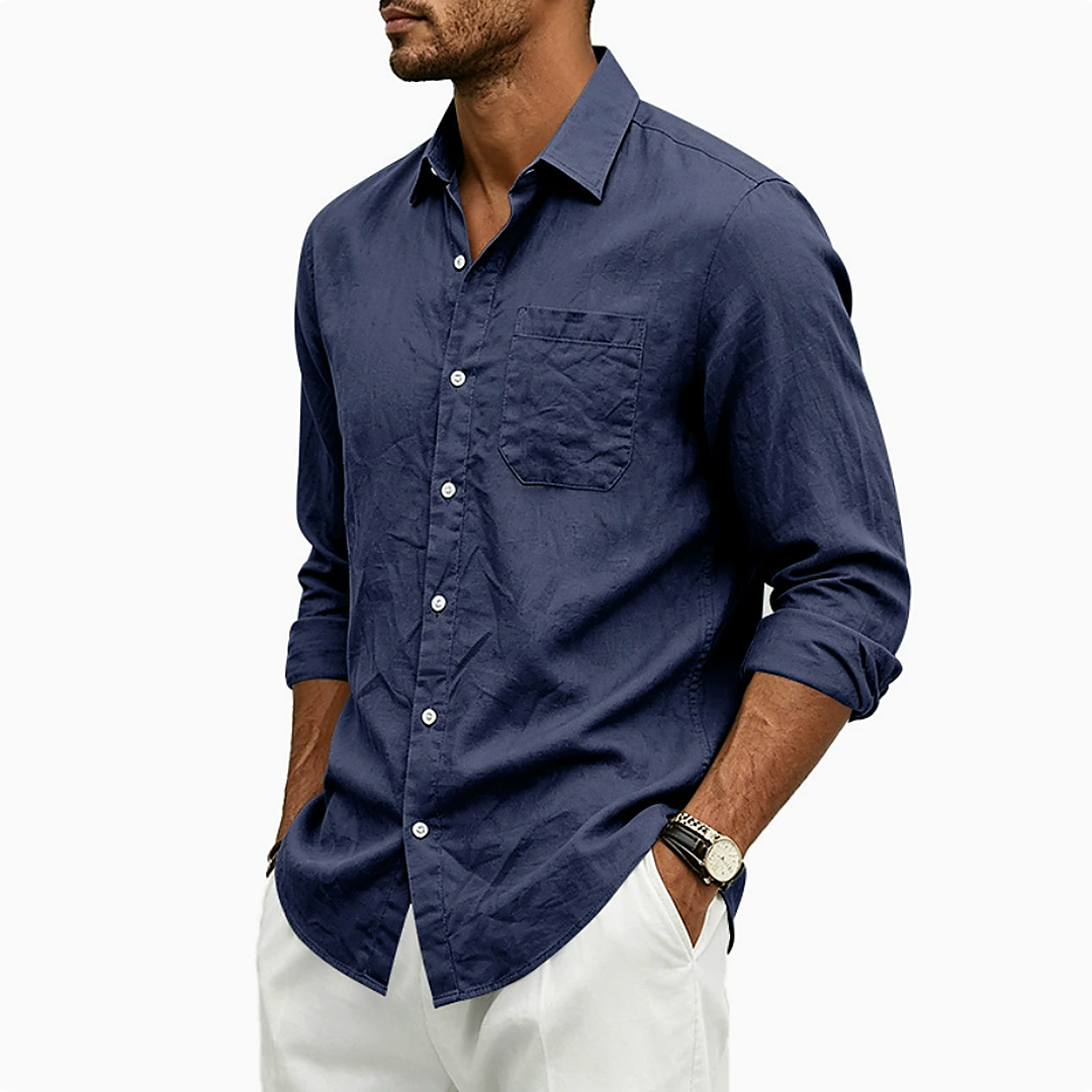 Chemise homme bleu marine à boutons blancs, poche poitrine et col rabattu