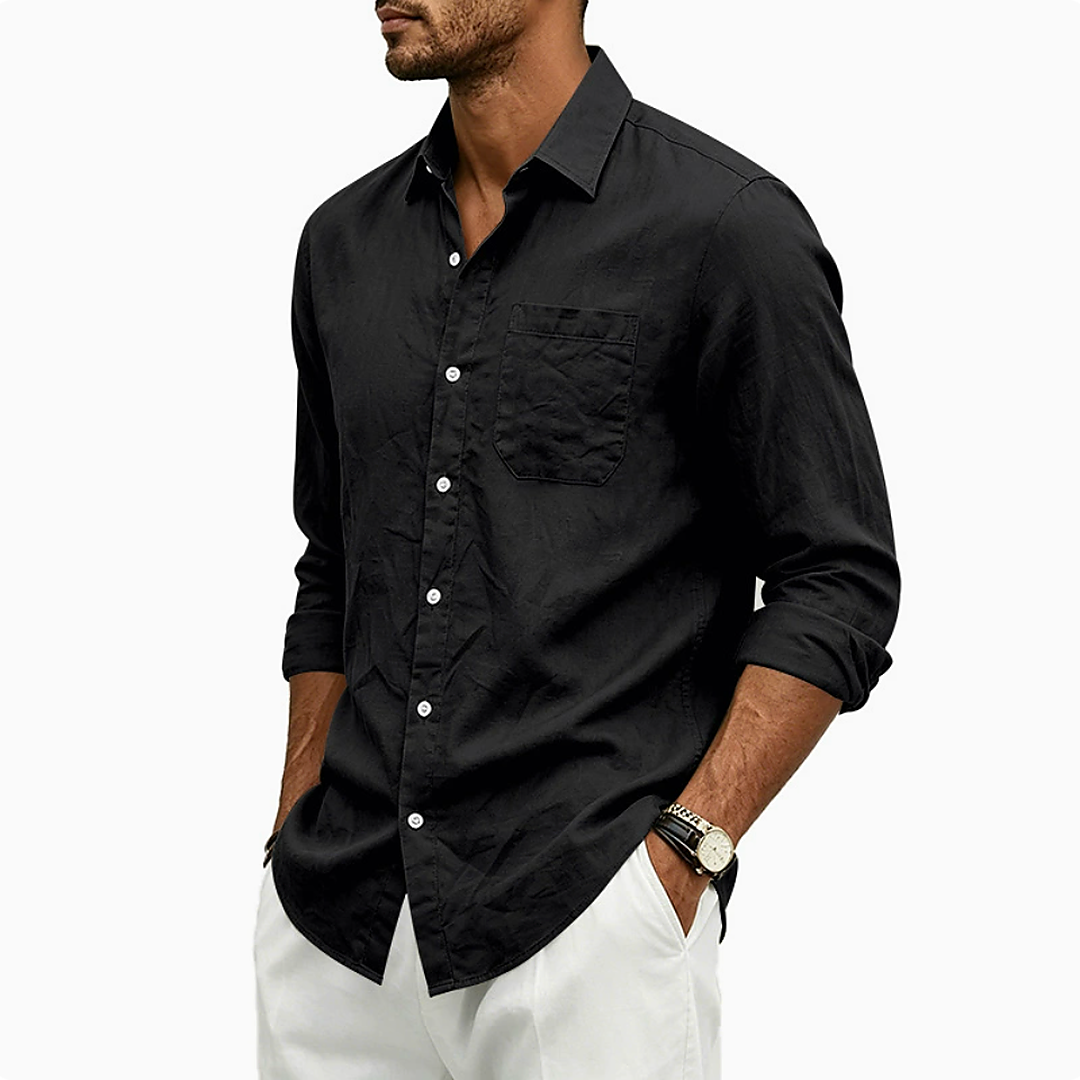 Chemise homme noire à boutons contrastés blancs, poche poitrine et coupe droite