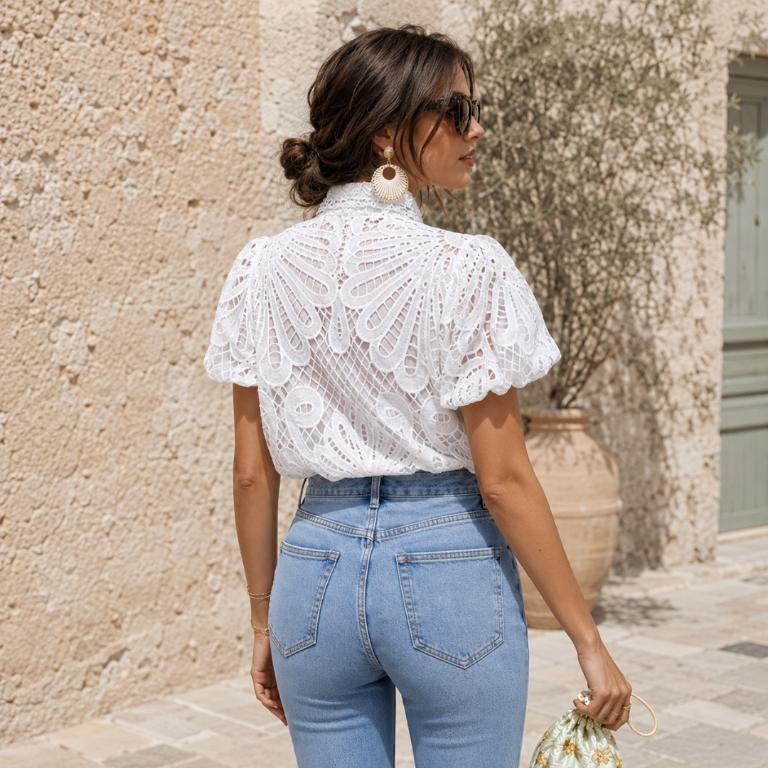 Dos du chemisier blanc ajouré avec motifs en éventail et volume aux manches
