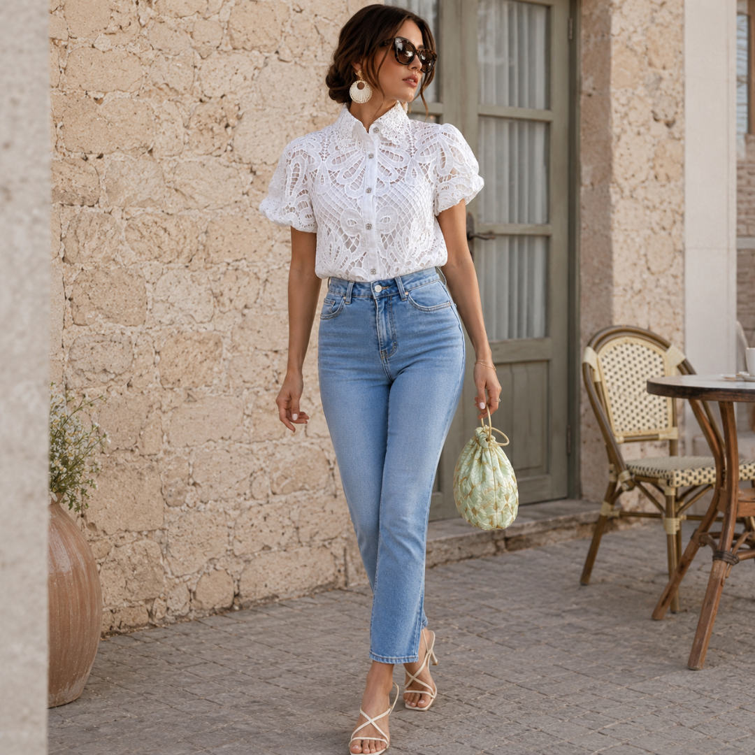 Tenue complète avec chemisier blanc ajouré, pantalon clair et sandales à talon